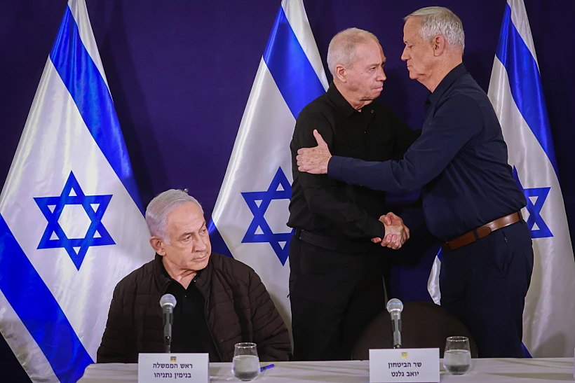 רה״מ נתניהו לצד השרים גלנט וגנץ במסיבת העיתונאים