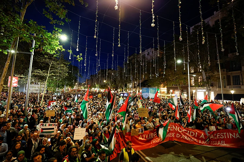 הפגנות פרו פלשתינאיות בברצלונה Members Of The Palestinian Community Participate In A Demonstration In Barcelona