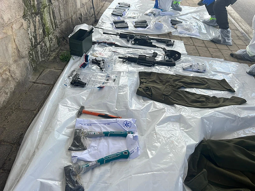 אמצעי הלחימה שנתפסו ברשות המחבלים, ביניהם ביגוד דמוי מדי צה"ל