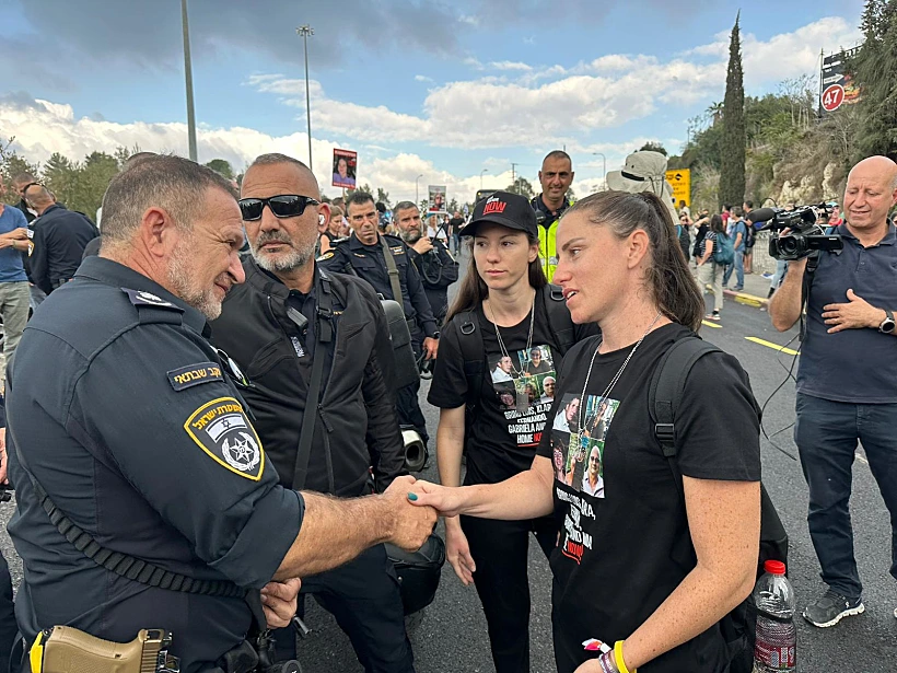 המפכ"ל פוגש את משפחות החטופים חרבות ברזל