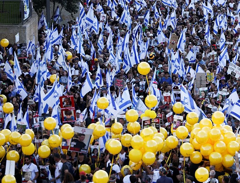 עשרות אלפים בצעדת משפחות החטופים בירושלים
