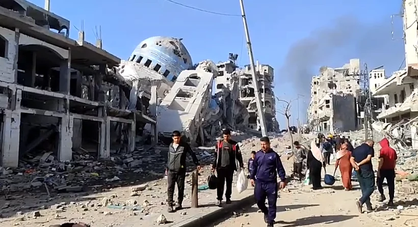 חרבות ברזל העזתים נחשפים להרס בבית לאהיא בעזה