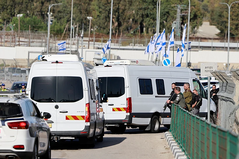 חרבות ברזל עסקת חטופים מחבלים האסירים הפלסטינים העומדים לקראת שחרור מגיעים לנקודת הריכוז בכלא עופר