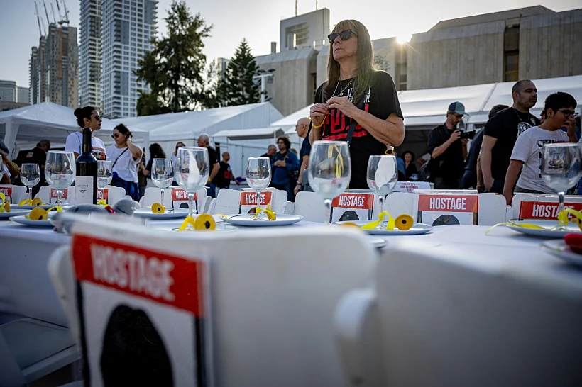ממתינים בציפייה בכיכר החטופים בתל אביב