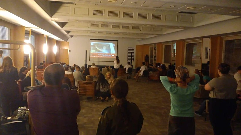 חברי ניר עוז צופים יחד בשחרור החטופים חרבות ברזל