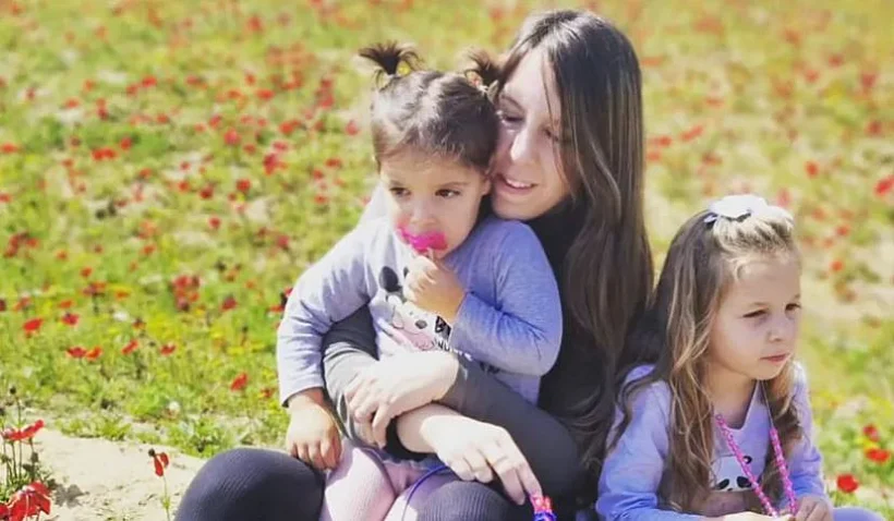 דורון כץ-אשר ובנותיה רז ואביב, נחטפו מניר עוז ושוחררו אחרי 49 יום בשבי בעזה