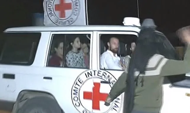 החטופים ברכבי הצלב האדום