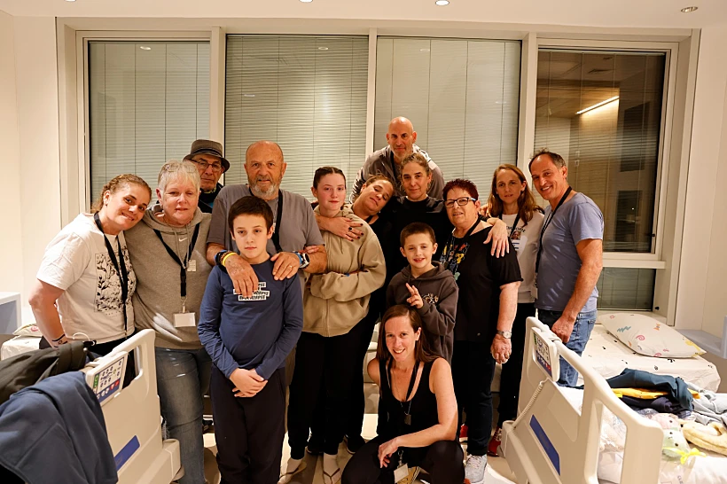 חרבות ברזל חטופים המפגש הראשון של בני משפחת גולדשטיין-אלמוג עם משפחתם לאחר השחרור מהשבי