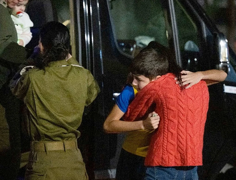 איתן יהלומי, בת 12, ששוחרר משבי חמאס, עם משפחתו באיכילוב