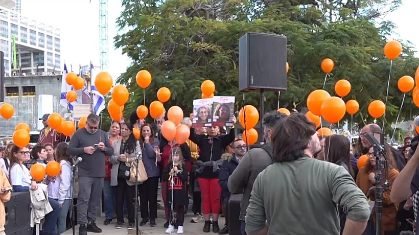 עשרות בעצרת התמיכה למשפחת ביבס מלחמת חרבות ברזל