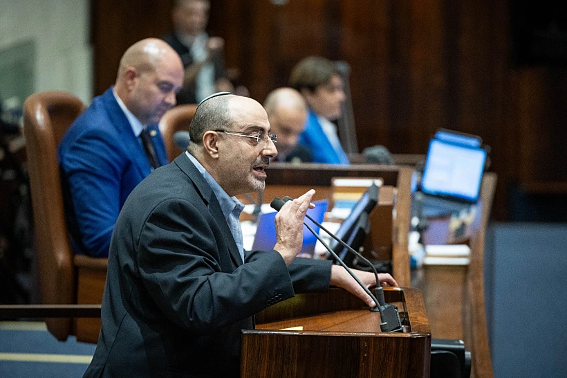 ניסים ואטורי נואם במליאת הכנסת. ברקע - יו"ר הכנסת אמיר אוחנה