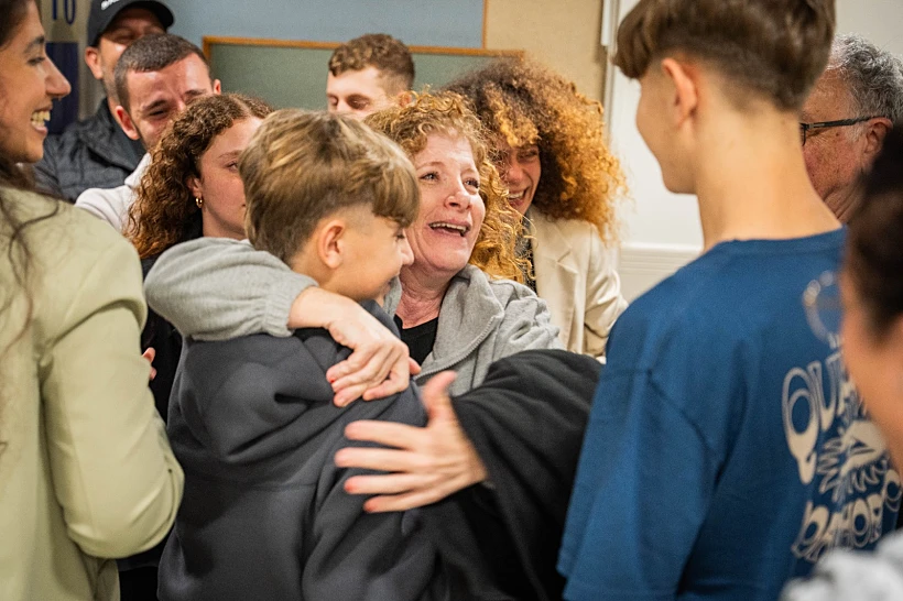 חרבות ברזל חטופים עזה חמאס שבי מירב טל, בת זוגו של אביהם של יגיל ואור יעקב, מתאחדת עם בני משפחתה בביה"ח איכילוב