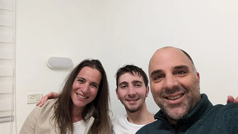 עמית שני עם הוריו