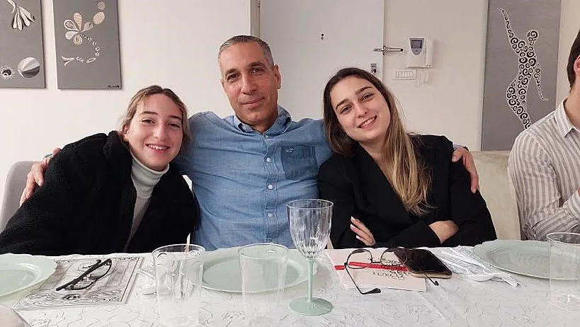 רון בנימין, שמוגדר כחטוף בעזה, ובנותיו