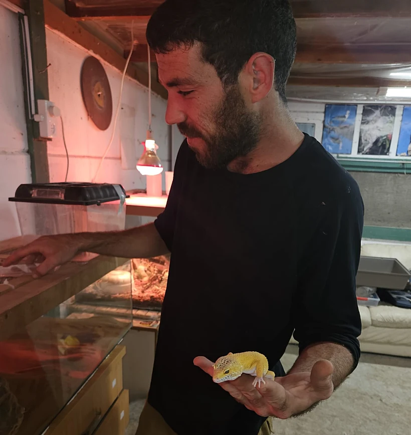 עידו ברמק, בן קיבוץ בארי, מטפל באמצעות בעלי חיים