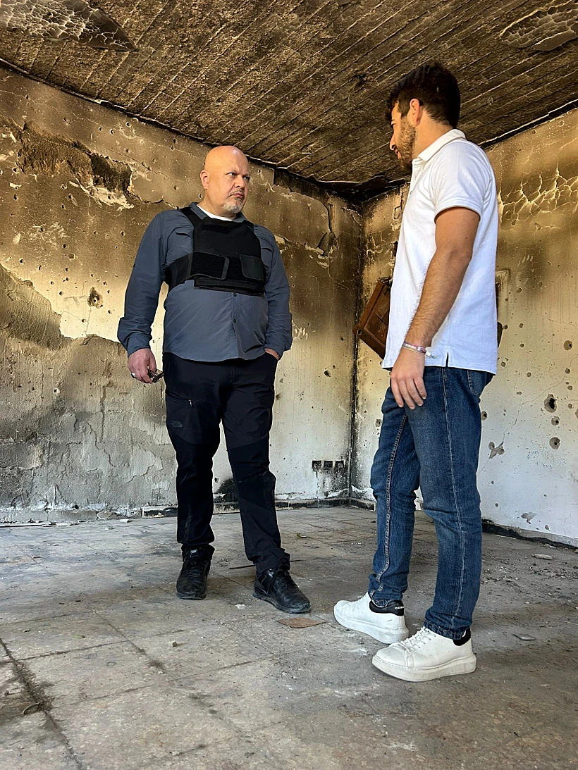 כרים קאן בעת ביקורו חרבות ברזל