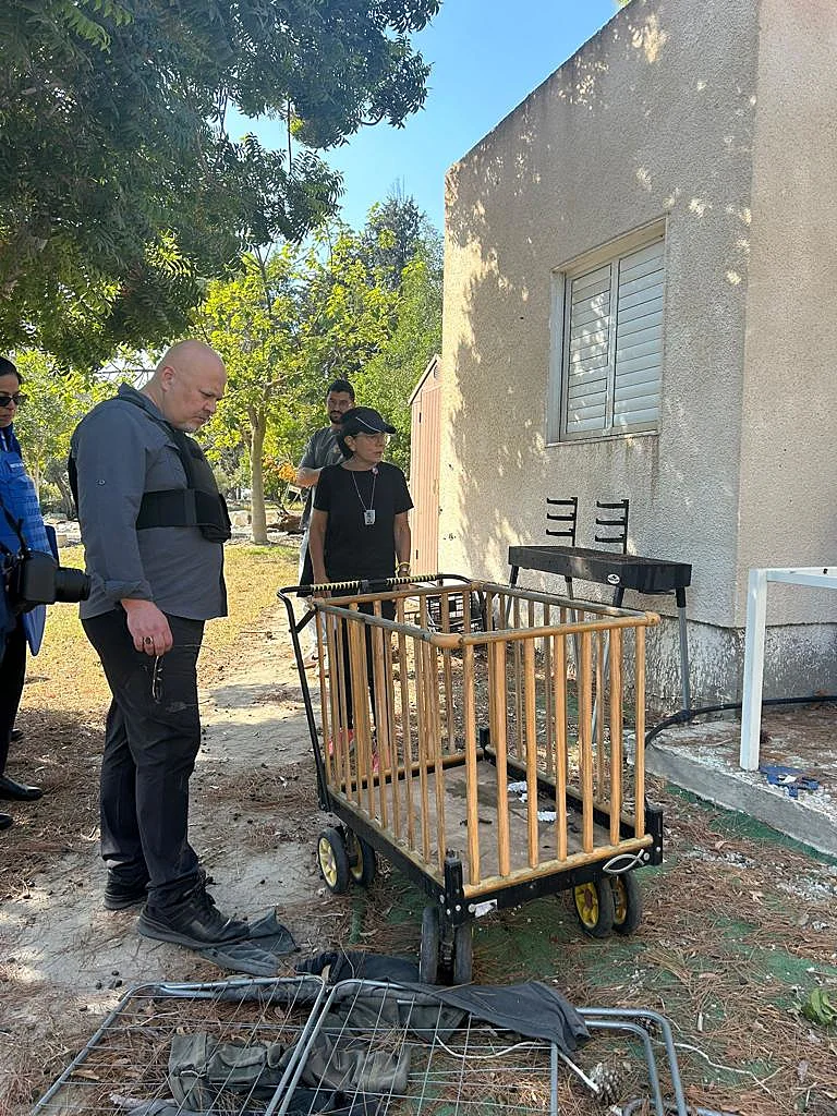 כרים קאן בעת ביקורו חרבות ברזל