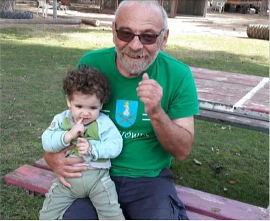 אלכס דנציג עם נכדתו