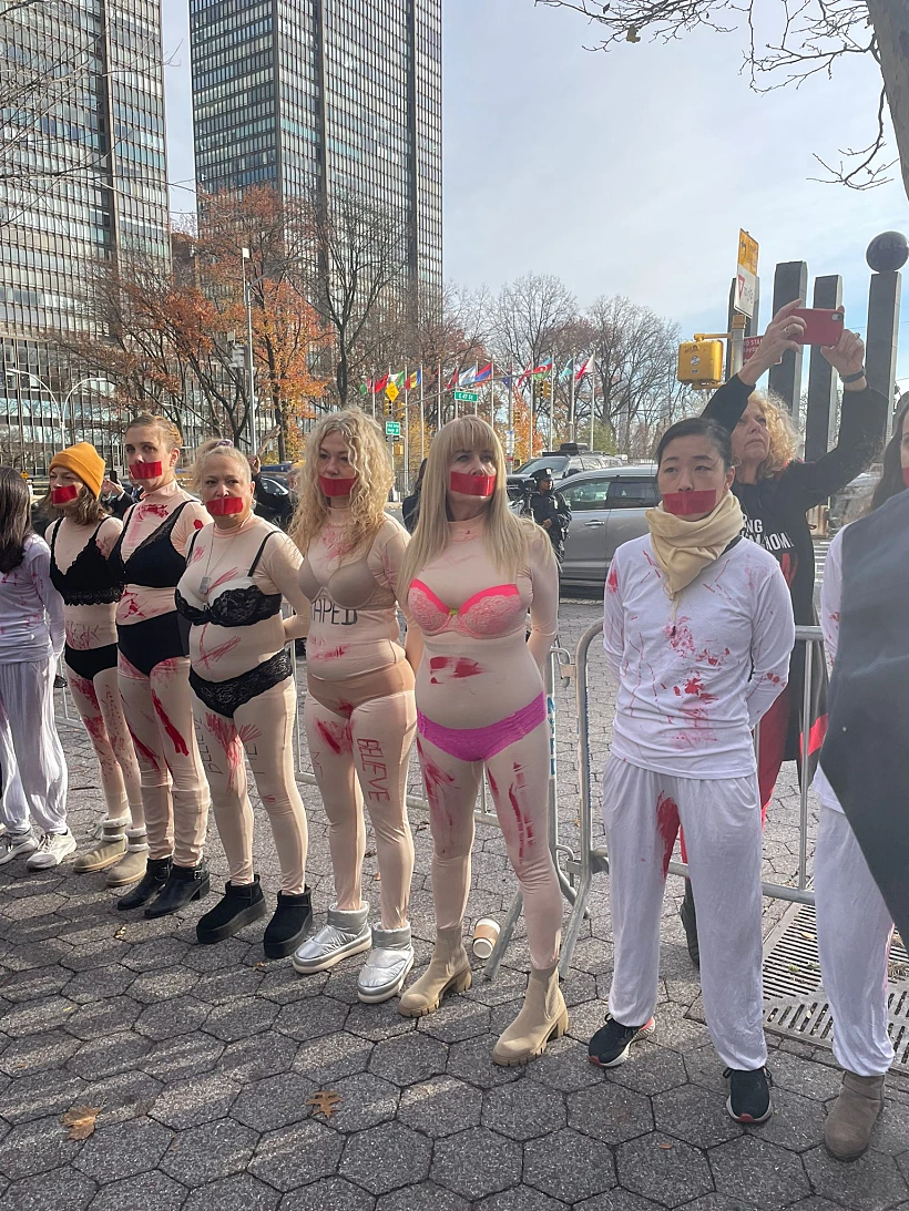 חרבות ברזל חטופות חטופים נשים 'בונות אלטרנטיבה' מפגינות מול בניין האו"ם בניו יורק