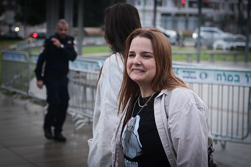 רז בן עמי, ששוחררה משבי חמאס, בכניסה לפגישה עם קבינט המלחמה