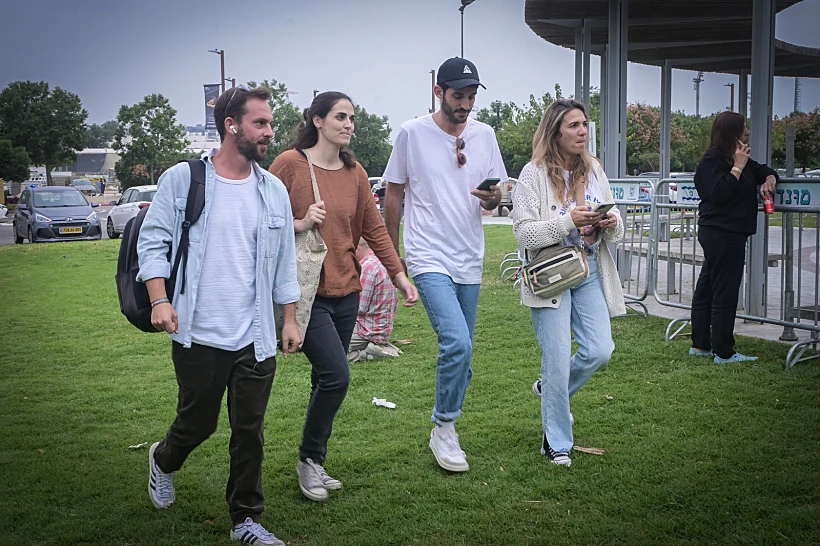 משפחות החטופים בדרכם לפגישה עם ראש הממשלה וקבינט המלחמה