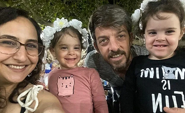 דוד קוניו יחד עם אשתו ובנותיהם