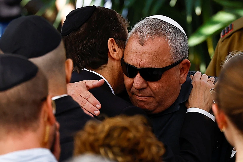 גדי איזנקוט בהלוויית בנו גל