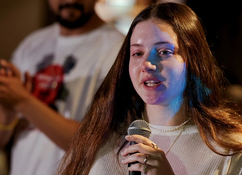 אגם גולדשטיין בהדלקת נרות עם קהילת כפר עזה בשפיים