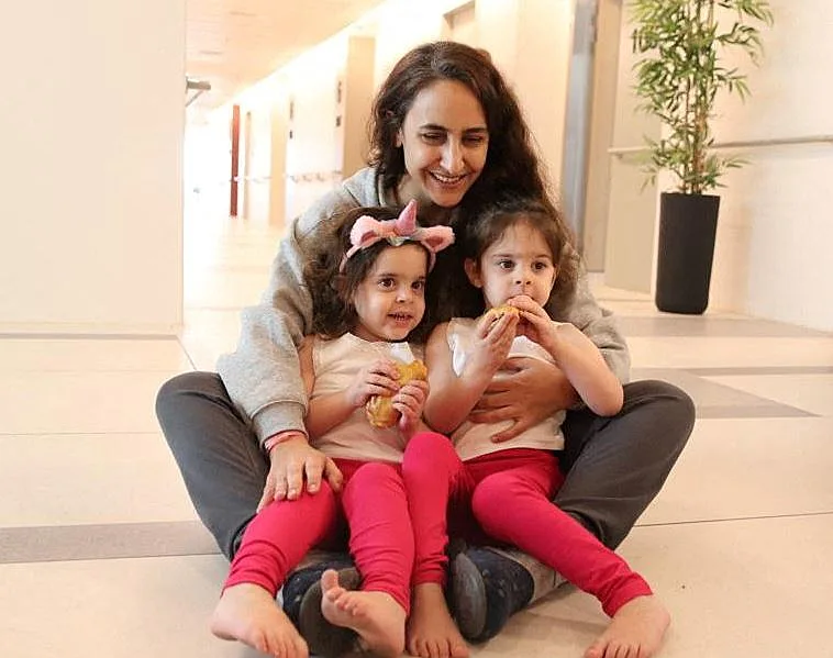 שרון אלוני-קוניו והתאומות אמה ויולי