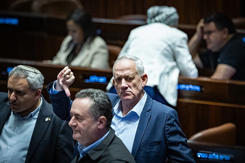 השר גנץ בהצבעה