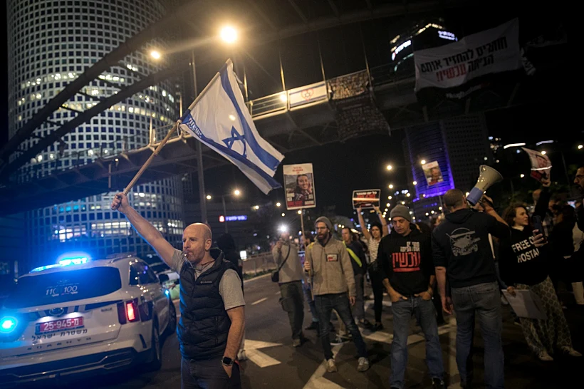 משפחות החטופים מפגינות בתל אביב