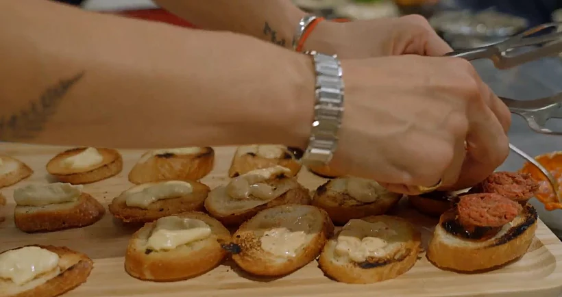 ברוסקטה עם צ'וריסו, צ'ימיצ'ורי ואיולי