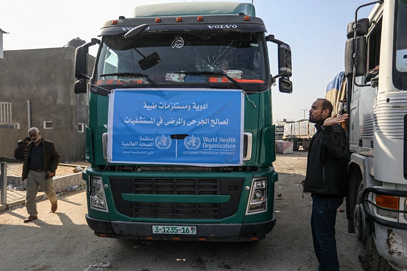 משאיות סיוע הומניטרי מגיעות למעבר כרם שלום