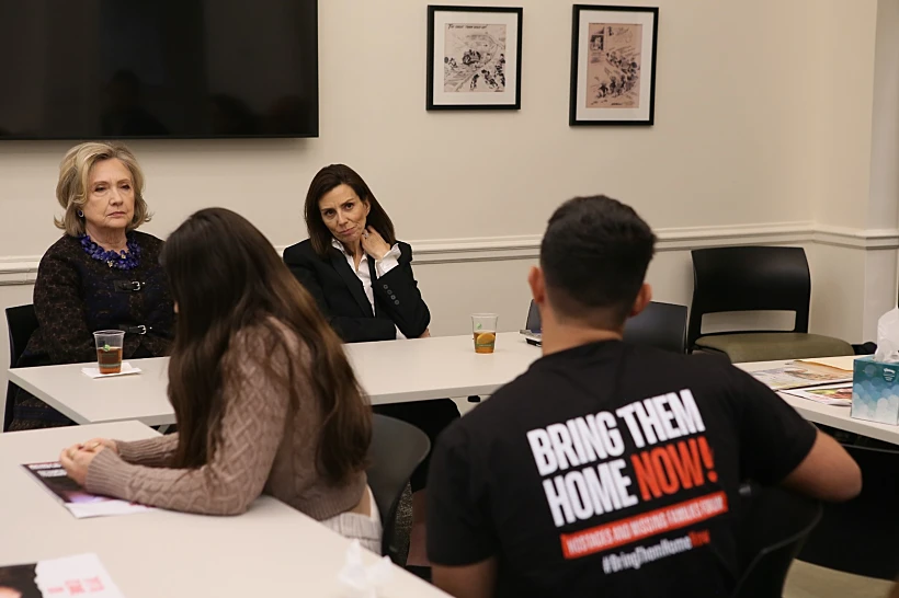 הילרי קלינטון במפגש עם משפחות החטופים