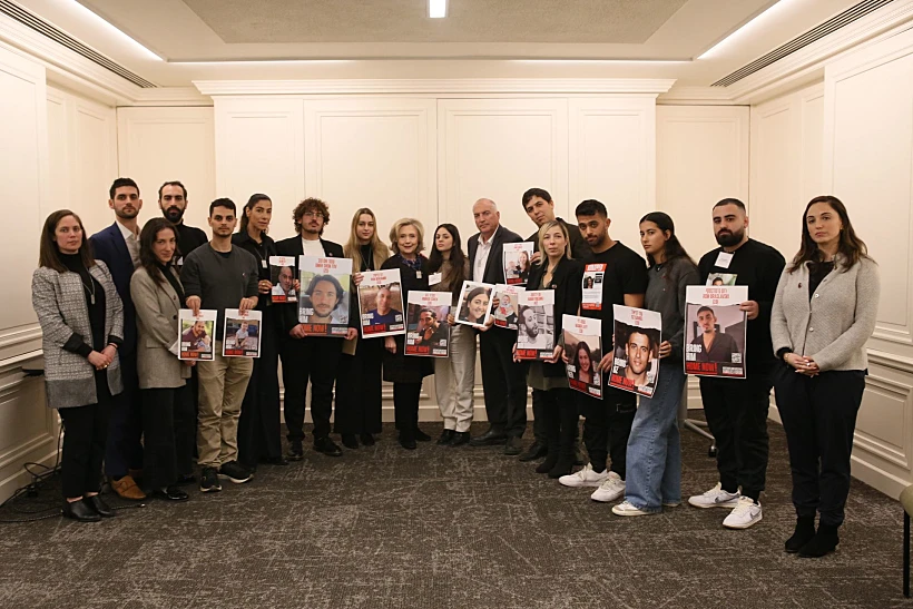 הילרי קלינטון במפגש עם משפחות החטופים