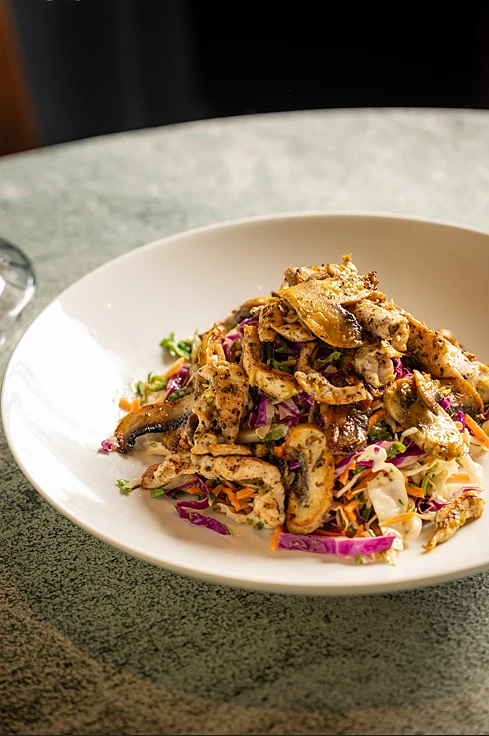 סלט עוף שורשים, בראסרי 22