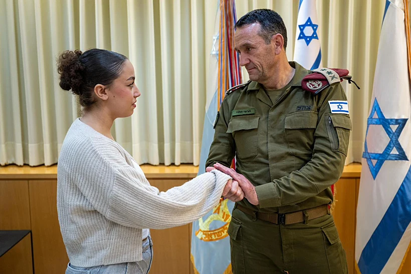 חרבות ברזל חטופים הרמטכ"ל הרצי הלוי נפגש עם התצפיתנית אורי מגידיש שחולצה משבי חמאס