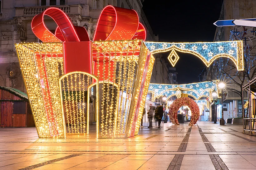 Belgrade,,serbia,street חג מולד בבלגרד ,and,shops,in,old,town,decoration,and