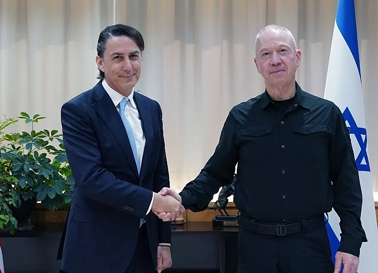 שר הביטחון יואב גלנט עם השליח המיוחד של נשיא ארה"ב, עמוס הוכשטיין