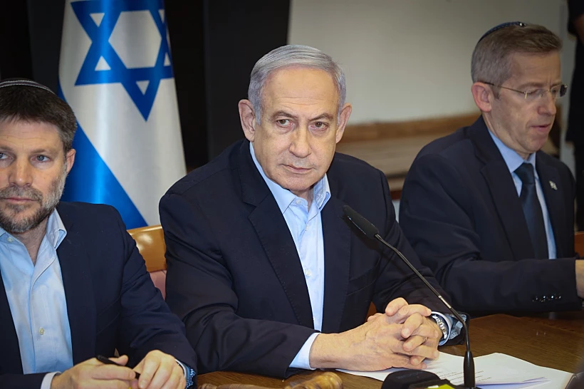 רה"מ נתניהו לצד השר סמוטריץ' ומזכיר הממשלה יוסי פוקס, הבוקר בישיבת הממשלה