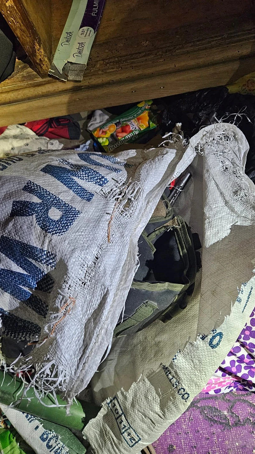 אמצעי הלחימה שאותרו בשק של אונר"א רצועת עזה חרבות ברזל