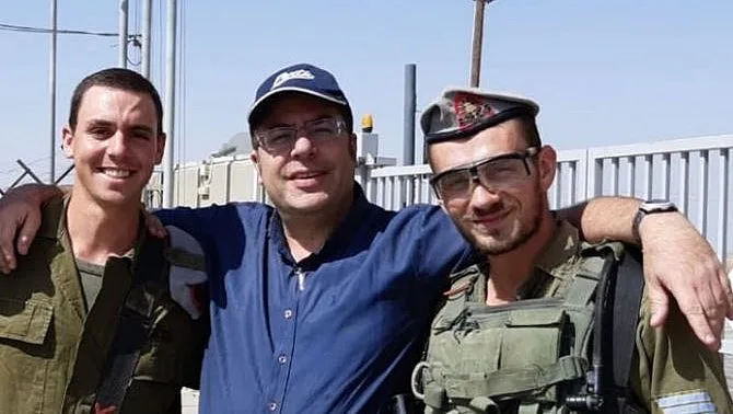 הרב אמנון בזק עם תלמידיו רס"ל במיל' יקיר הכסטר ורס"ל במיל' דוד שורץ