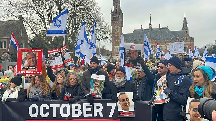 מחאת משפחות החטופים מחוץ לבית הדין בהאג