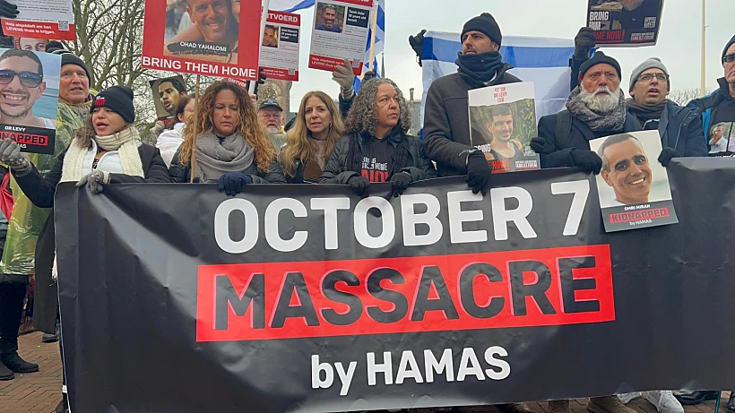 מחאת משפחות החטופים מחוץ לבית הדין בהאג