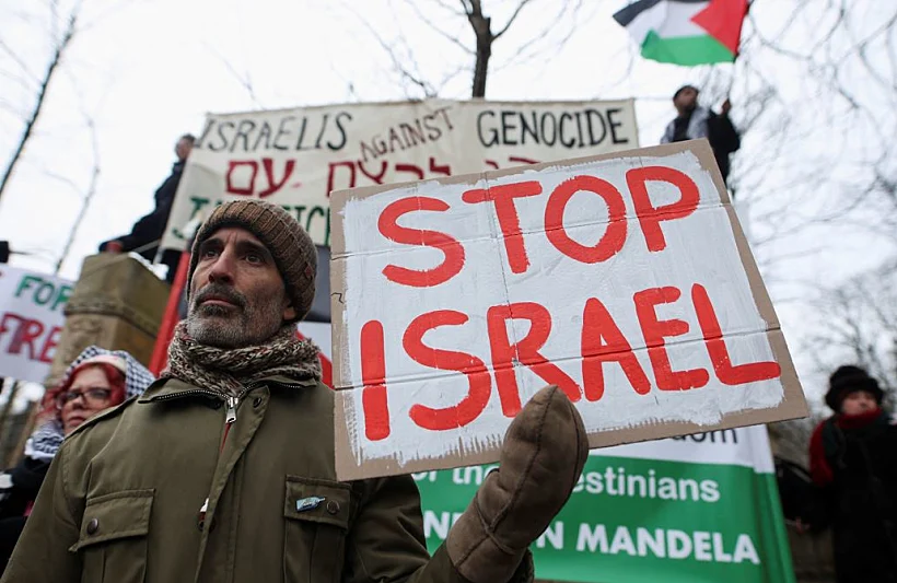 מפגינים מחוץ לבית המשפט לצדק בהאג