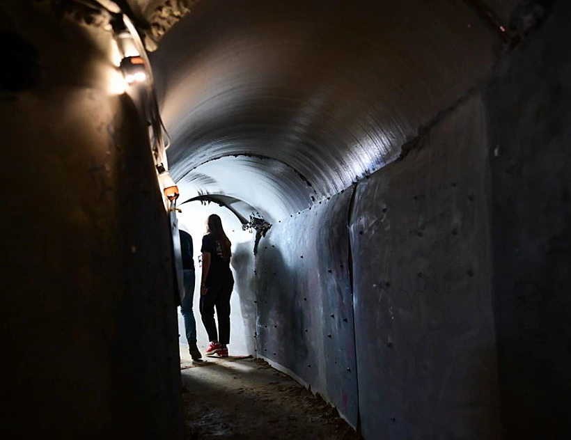 מיצג בכיכר החטופים בת"א: מנהרה באורך 30 מטרים