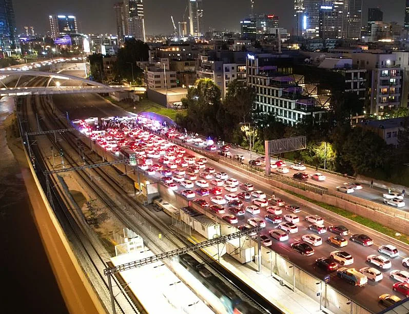 מפגינים חוסמים את איילון דרום