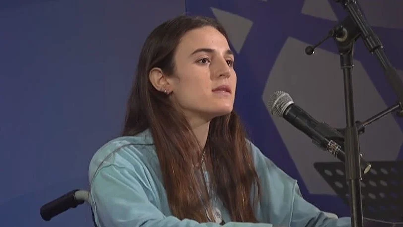 מיה רגב בעצרת הזדהות עם החטופים