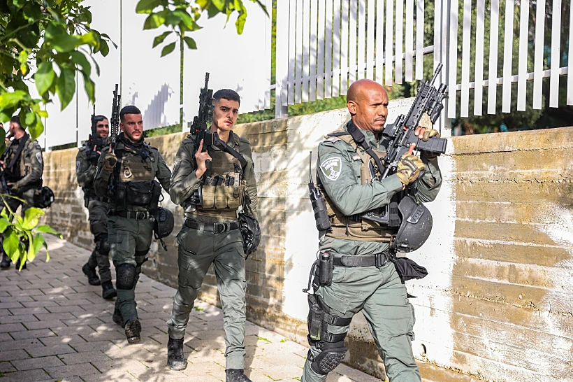 כוחות הביטחון באחת מזירות הפיגוע ברעננה