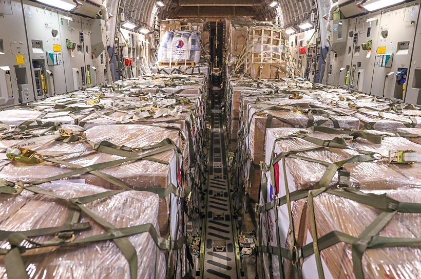 מטוסים קטרים עם התרופות לחטופים